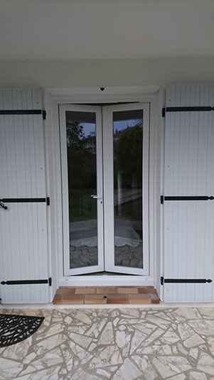 pose de portes-fenêtre et fenêtres dans un pavillon en rénovation